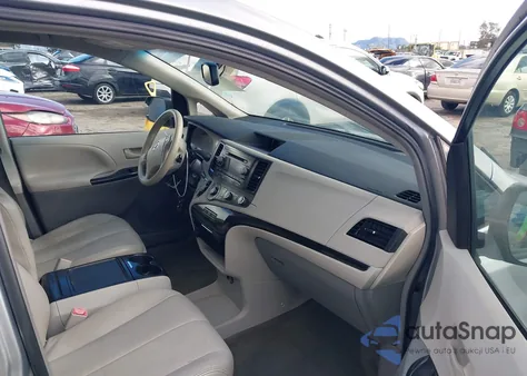 2012 Toyota Sienna Le V6 8 Passenger z USA, uszkodzony, nr VIN 5TDKK3DC5CS191313